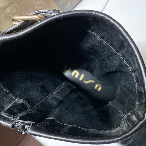 Black bootie with gold accent - Picture 5 of 6